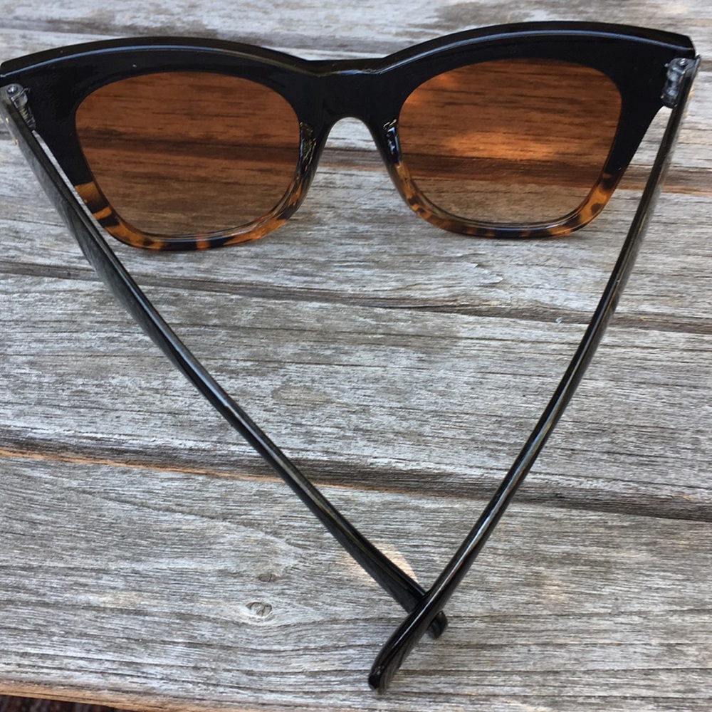 New! Retro Oversized Sunglasses - Picture 2 of 6